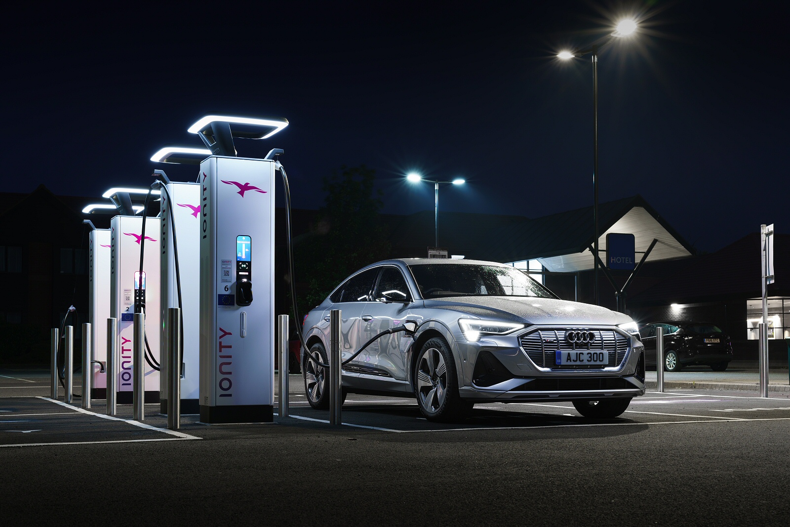 AUDI E-TRON SPORTBACK S Line 55 | 95 kWh [22kW Charger]