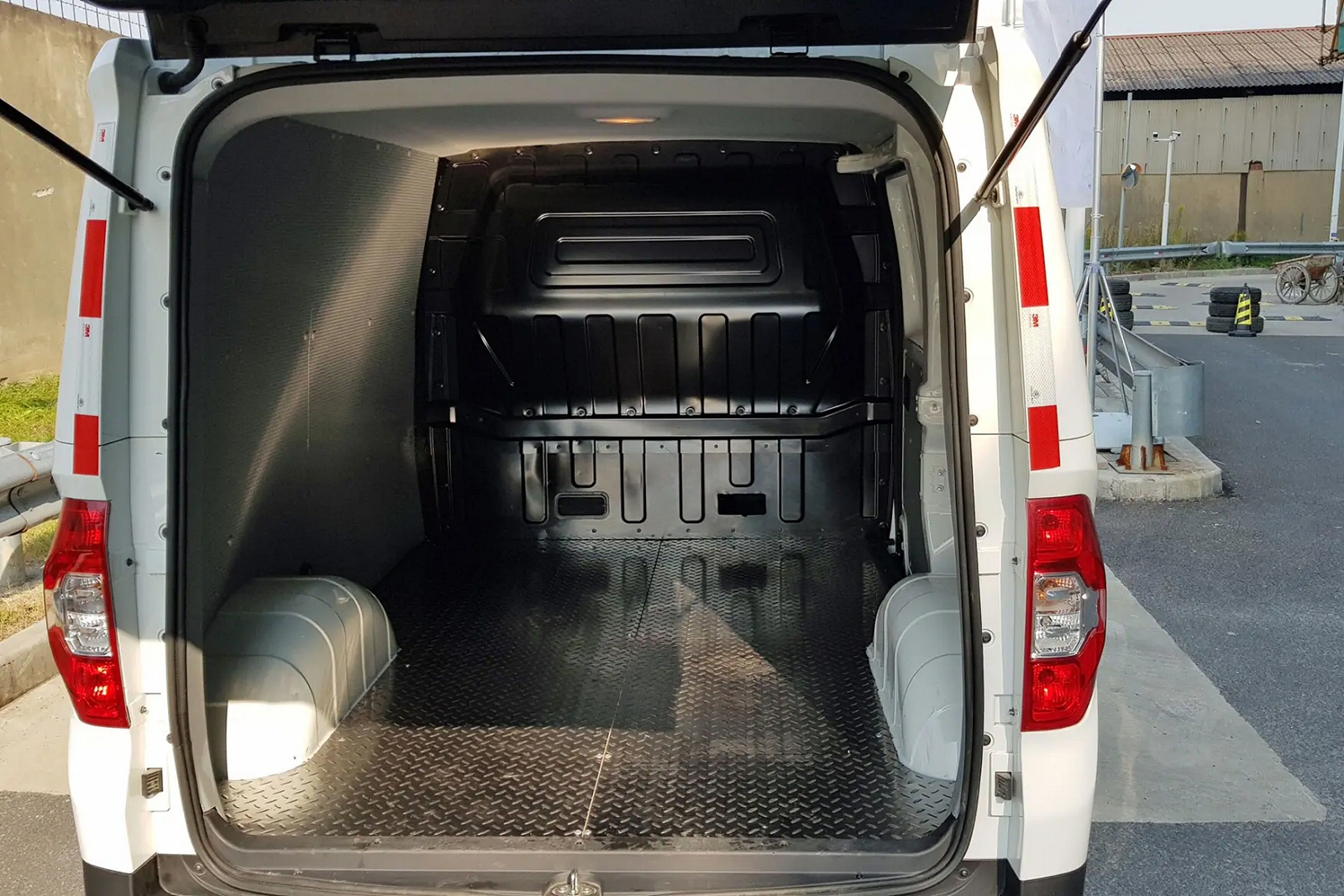 MAXUS E DELIVER 3 L2 ELECTRIC 90kW Chassis Cab 50.2kWh Auto