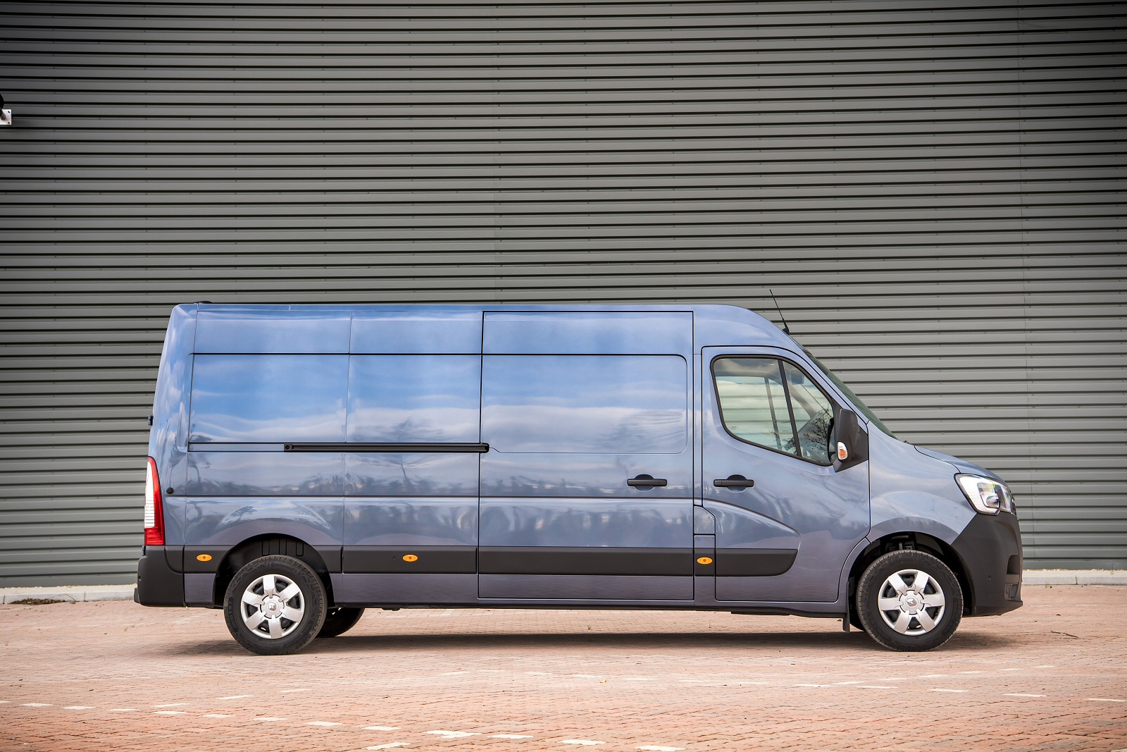 RENAULT MASTER E-TECH LWB ELECTRIC FWD LM35 57kW 52kWh Business Medium Roof Van Auto