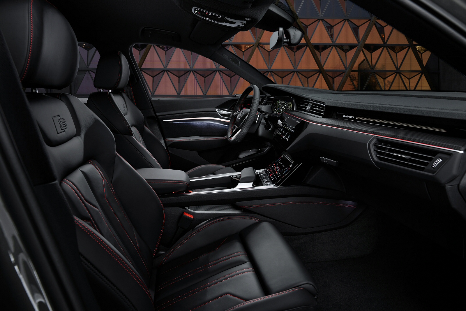 AUDI Q8 E-TRON ESTATE 250kW 50 Quattro 95kWh Sport 5dr Auto