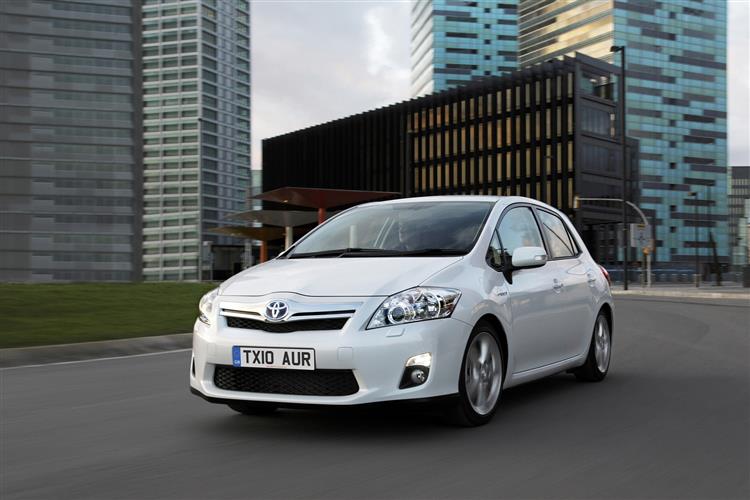 New Toyota Auris Hybrid (2010 - 2013) review