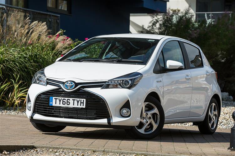 New Toyota Yaris Hybrid (2014 - 2017) review