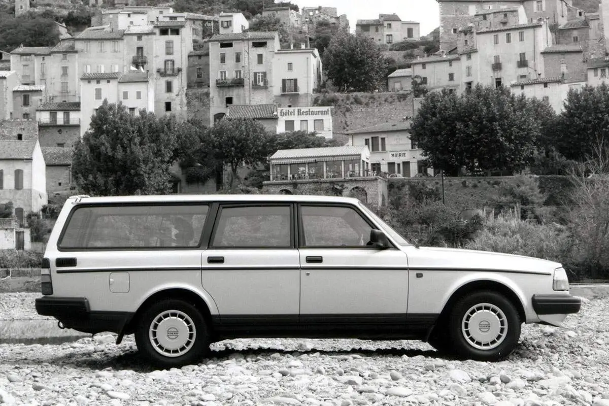 Used Volvo 240 (1983 - 1993) + Guide - Image 1